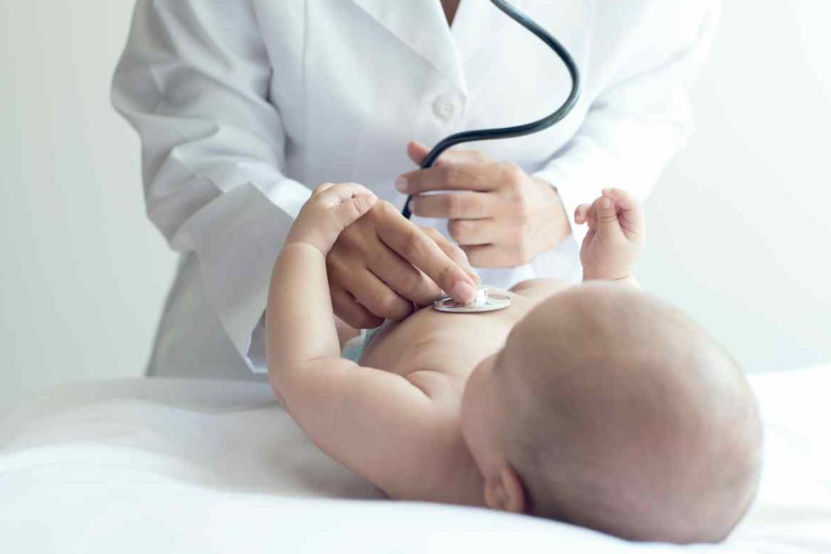 Pediatra con bimbo